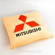 Декоративная подушка со съемным чехлом на молнии в машину Mitsubishi (Митсубиси). Размер 36*36 см. Цвет бежевый.