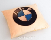 Декоративная подушка со съемным чехлом на молнии в машину BMW (БМВ). Размер 36*36 см. Цвет бежевый.
