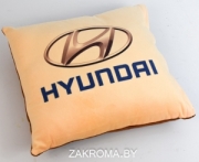 Декоративная подушка со съемным чехлом на молнии в машину Hyundai (Хёндай). Размер 36*36 см. Цвет бежевый.
