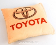 Декоративная подушка со съемным чехлом на молнии в машину Toyota (Тойота). Размер 36*36 см. Цвет бежевый.